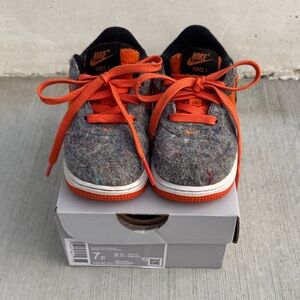 Force 1 LVB Air Force 1 Toddler Shoes in Fuzzy Grey, Orange and Black